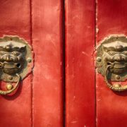 Chinesisches rote Tür mit Löwenkopfgriffen