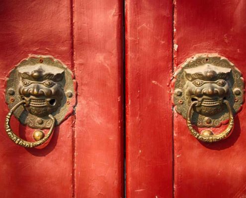 Chinesisches rote Tür mit Löwenkopfgriffen