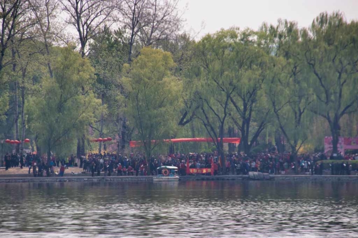 Ein Chor am See im Yuyuantan-Park in Peking