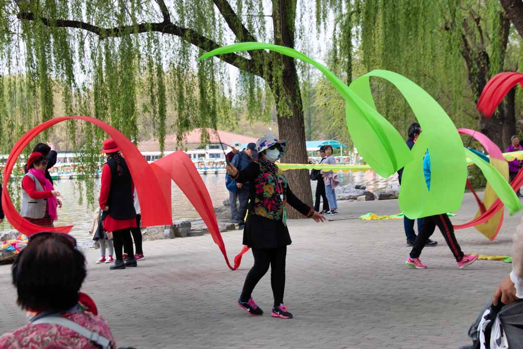 Dancing Ayis mit bunten Bändern im Yuyuantan-Park in Peking