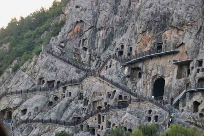 Longmen-Grotten vom Fluss aus gesehen