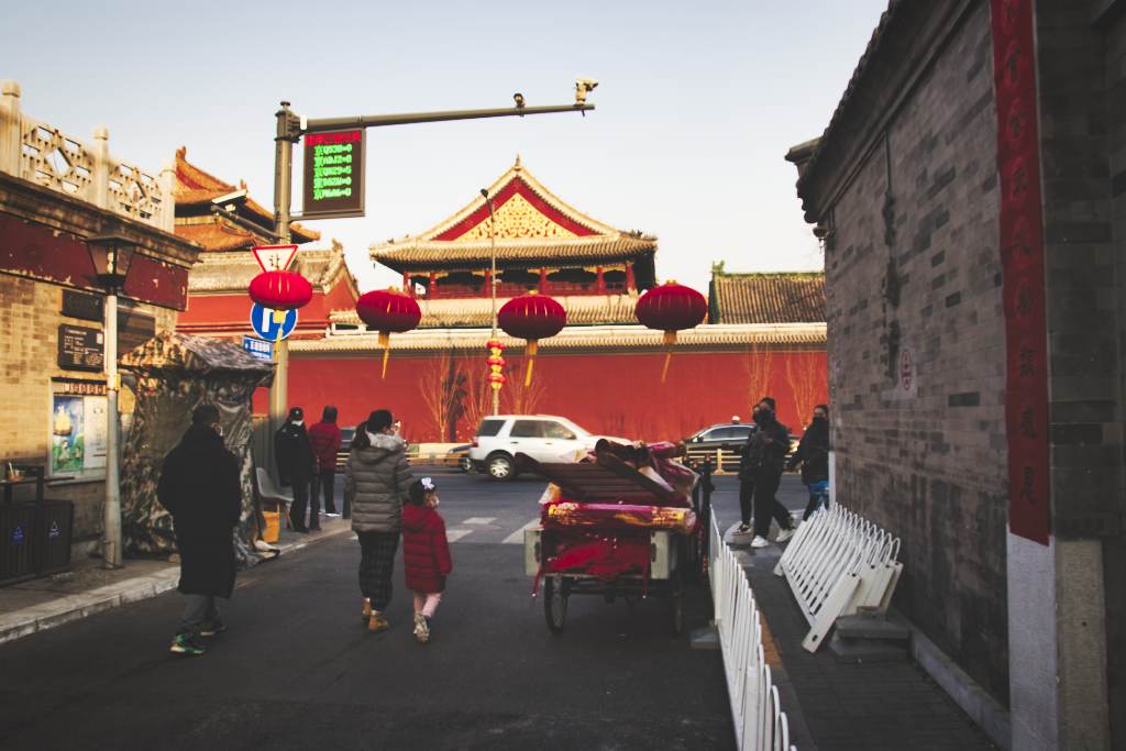 Blick auf den Lamatempel vom Wudaoying-Hutong in Peking aus