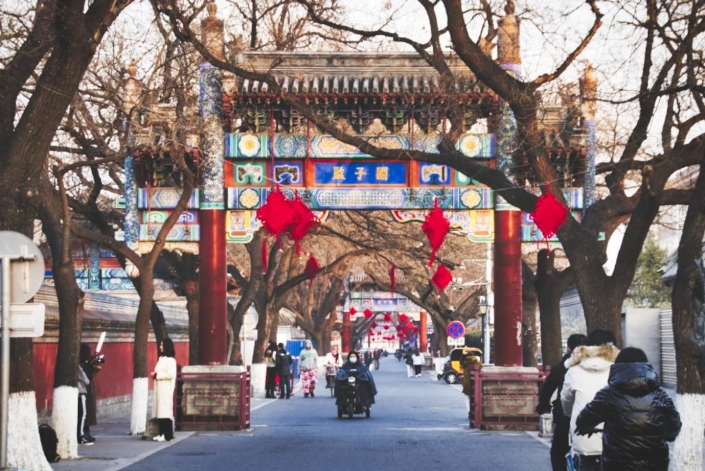 Torbögen und Neujahrsdeko in Pekings Guozijian Straße