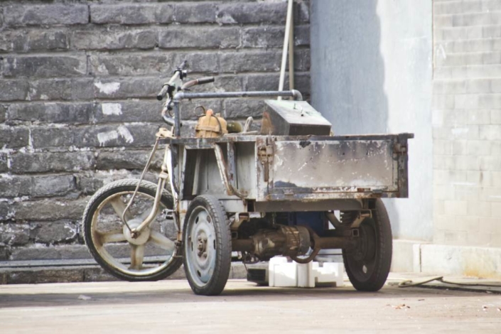 In die Jahre gekommenes Tuktuk vor dem Ausstellungsgebäude