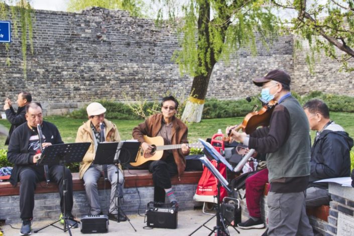 Musiker vor der Mauer im Stadtmauer-Park in Peking