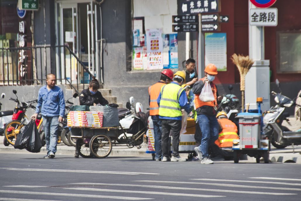 Arbeiter, Passant und Tuktuk in Peking