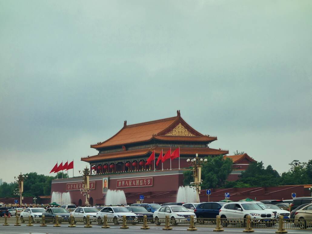 Tor des Himmlischen Friedens in Peking, davor Auto-Stau