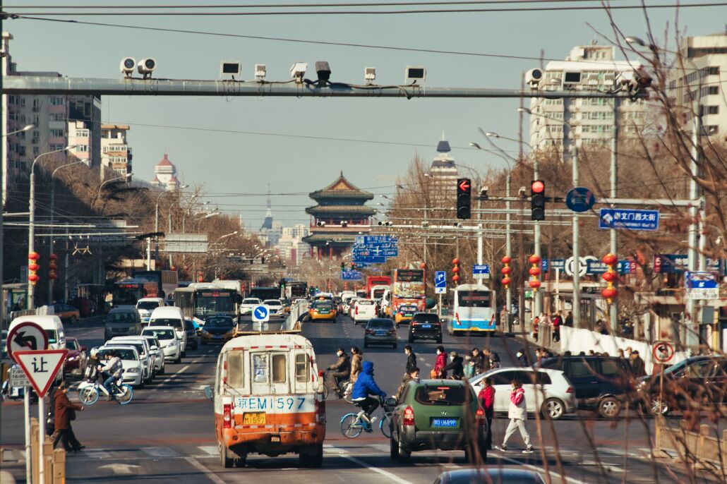 Vielbefahrene Kreuzung in Peking mit Blick auf Zhengyangmen, das Tor am Südende vom Platz des Himmlischen Friedens