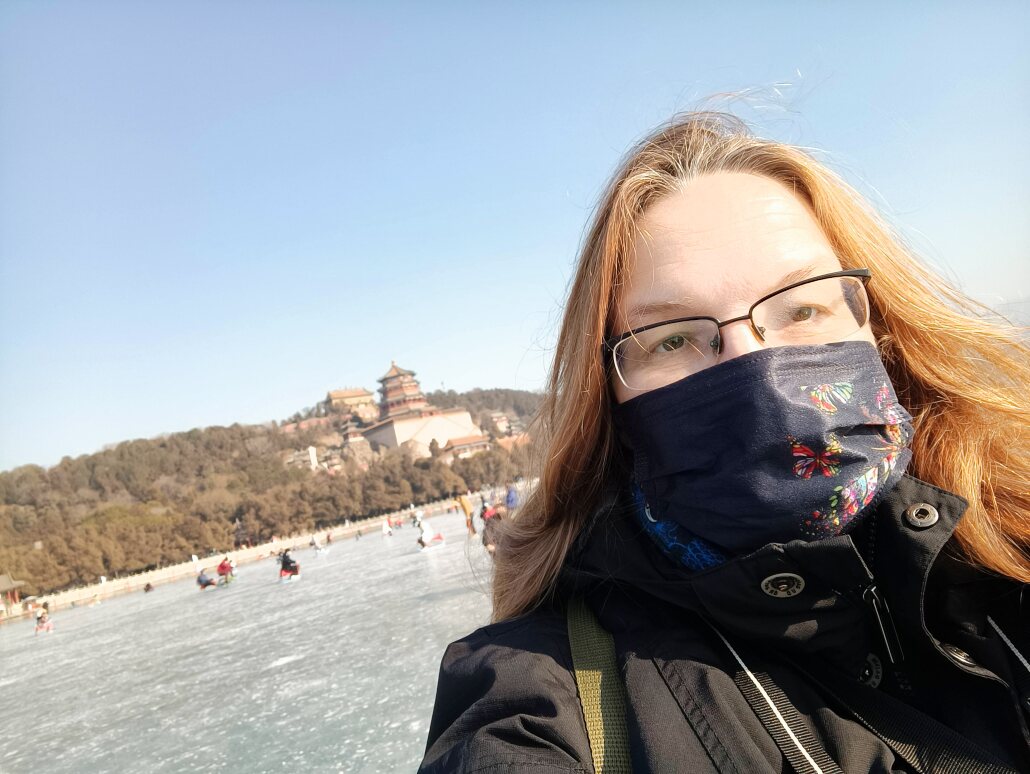Linni auf dem zugefrorenen Kunming-See vor dem Sommerpalasst