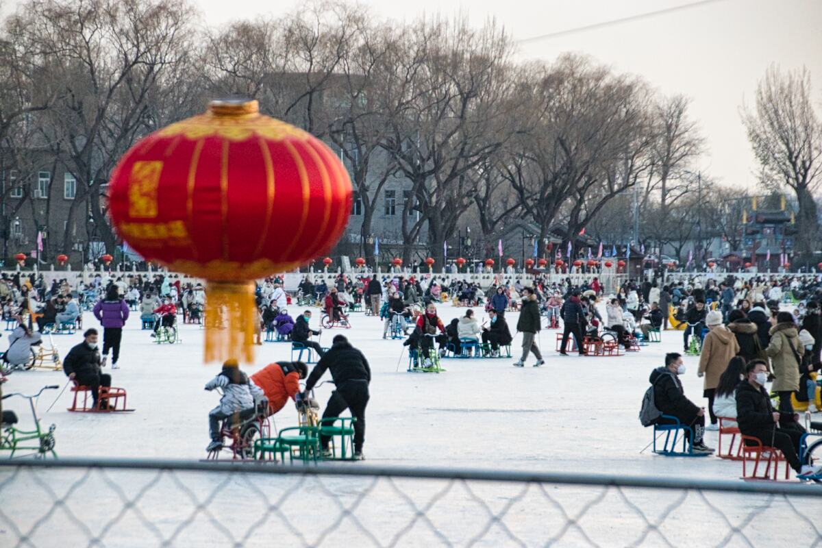 Viele Menschen mit Eis-Rädern und Schlitten auf dem zugefrorenen Qianhai