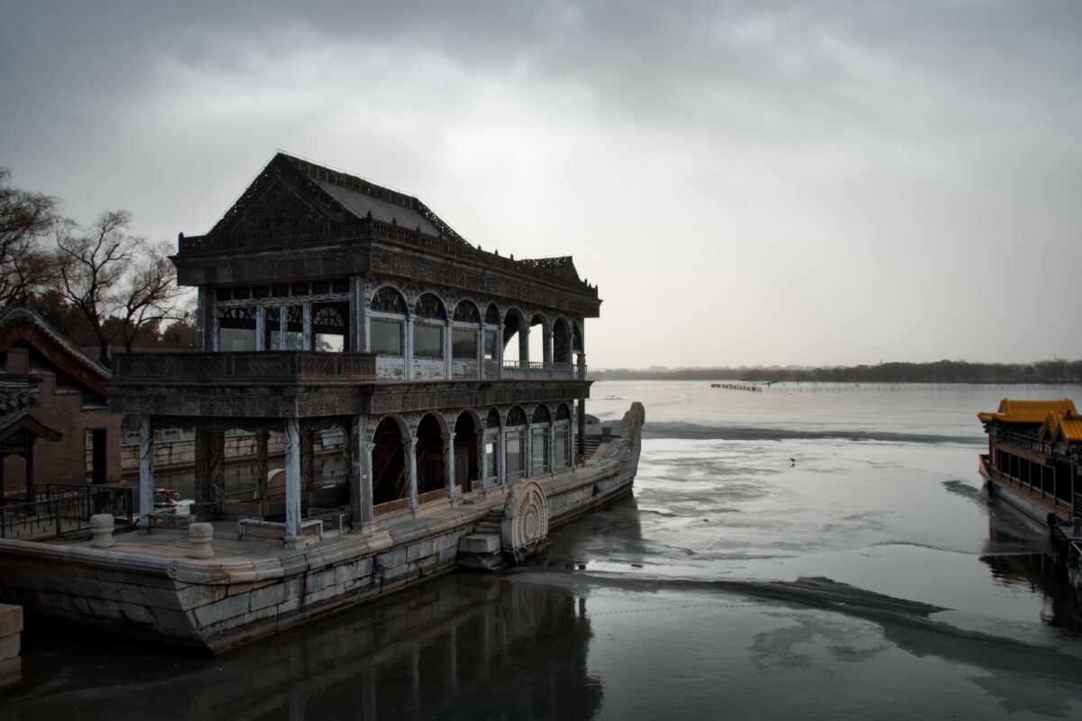 Marmorboot auf/am Kunming-See im Pekinger Sommerpalast