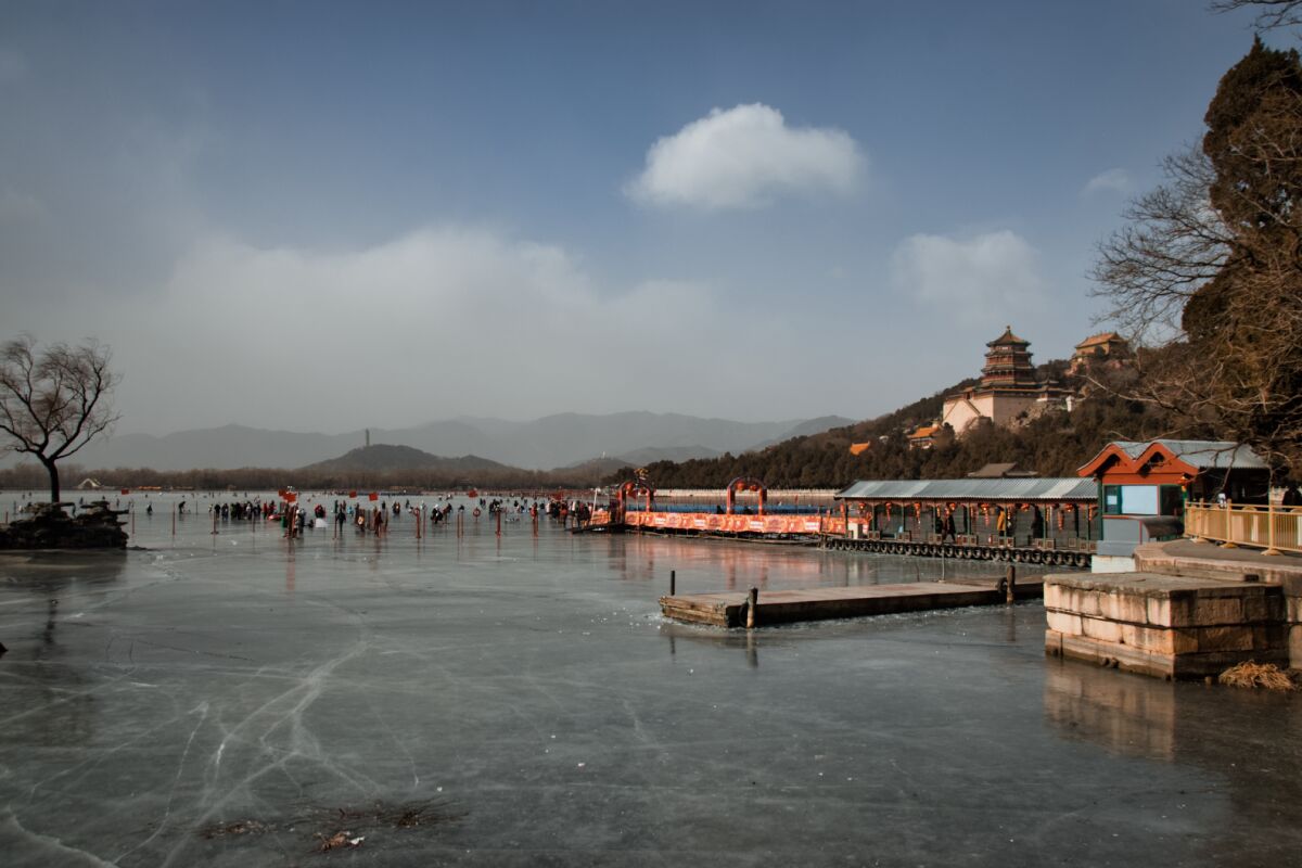 Zugefrorener Kunming-See im Pekinger Sommerpalast